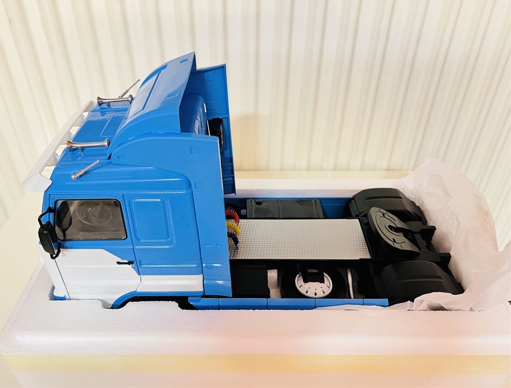 Scania 143 Streamline Road Kings skala 1:18 kolor niebiesko-biały