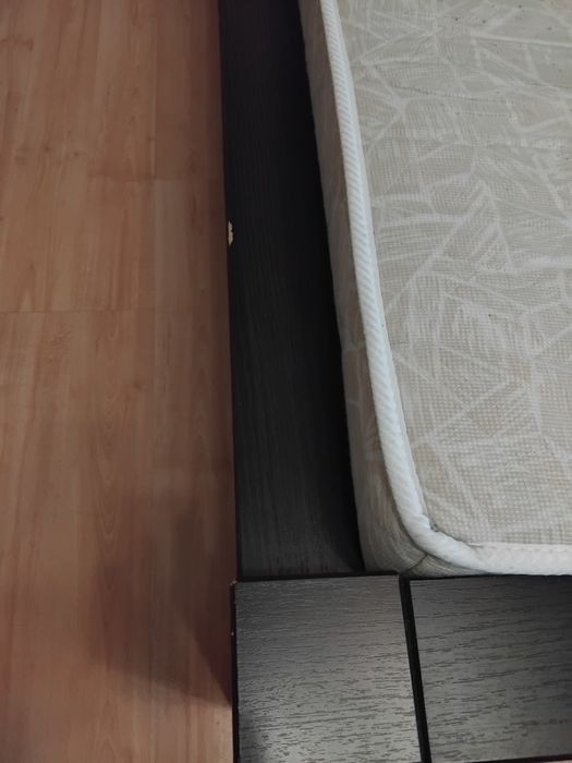 Łóżko sypialniane z materacem i szafka ( komoda) komplet Black Red Whi