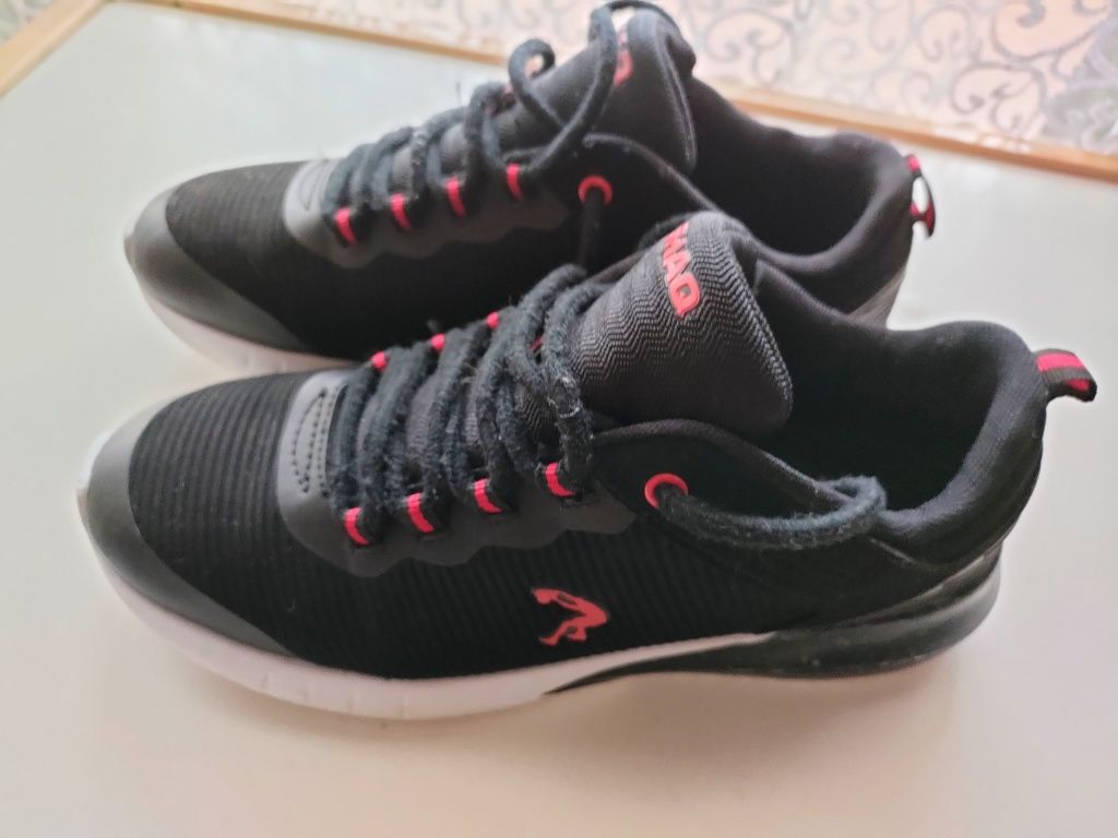 Sapatos e roupa para rapazes
