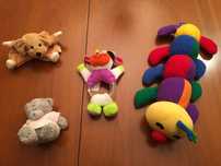 4 Peluches: Lagarta, Ursinha, Roca vaquinha e Doudou = 3 €