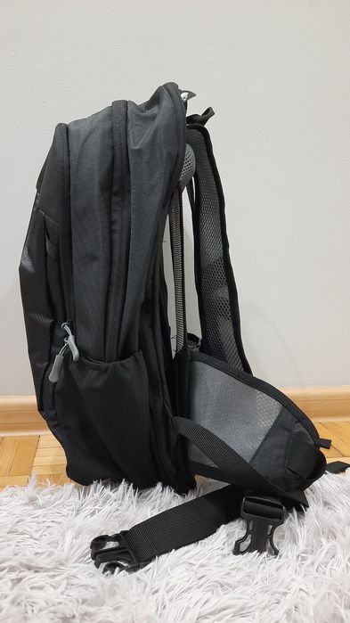 Nowy plecak rowerowy z uchwytem na kask i pokrowcem przeciwdeszczowym