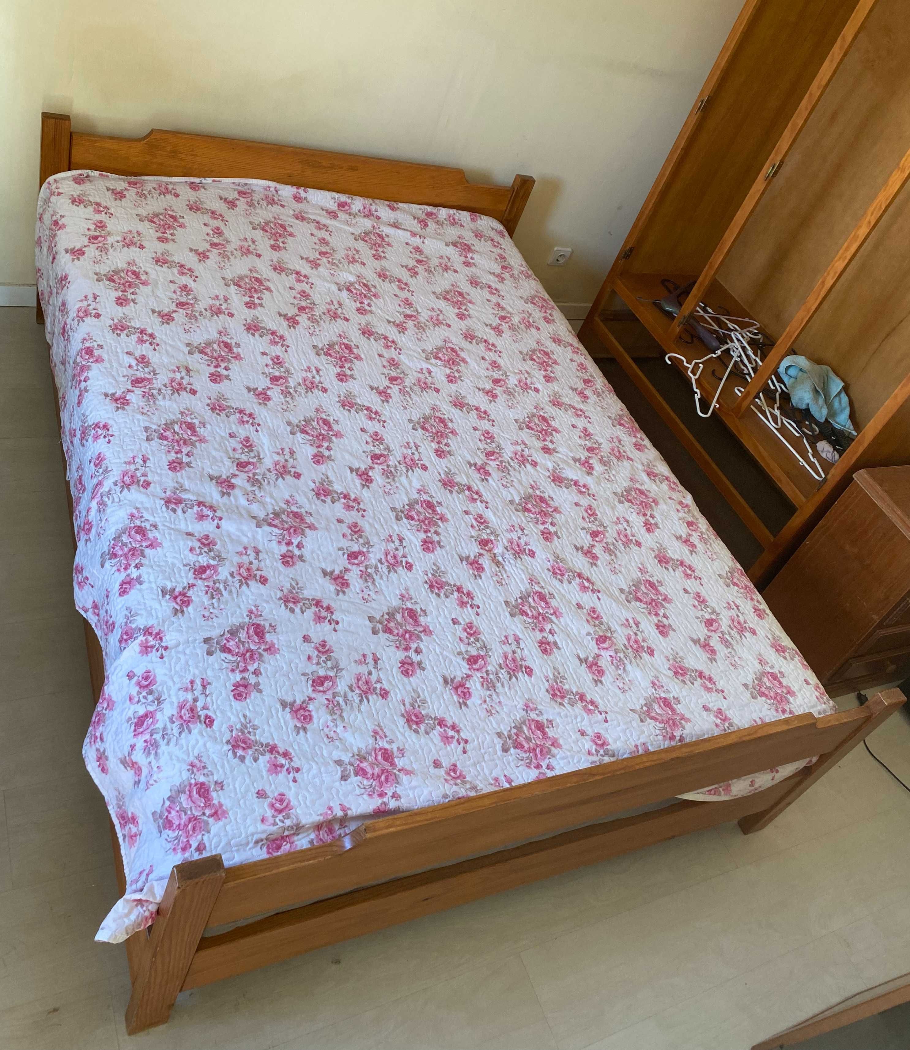 Móveis para quarto - Cama casal + colchão / Comoda / Mesa de cabeceira