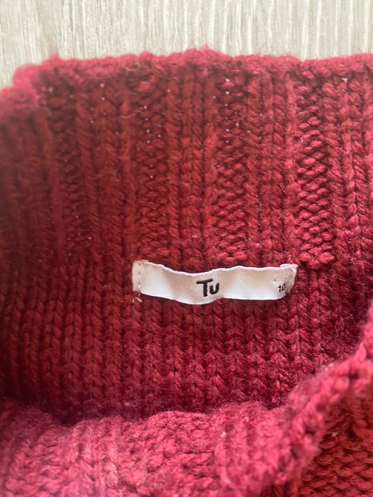 Bordowy, robiony sweter, warkocze