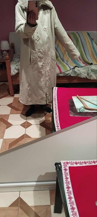 Długi płaszcz r uniieslany