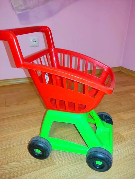 Візок супермаркет з кошиком.
