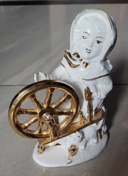 Figurka Kobiety Prząśniczka - Capodimonte Swarovski Złoto