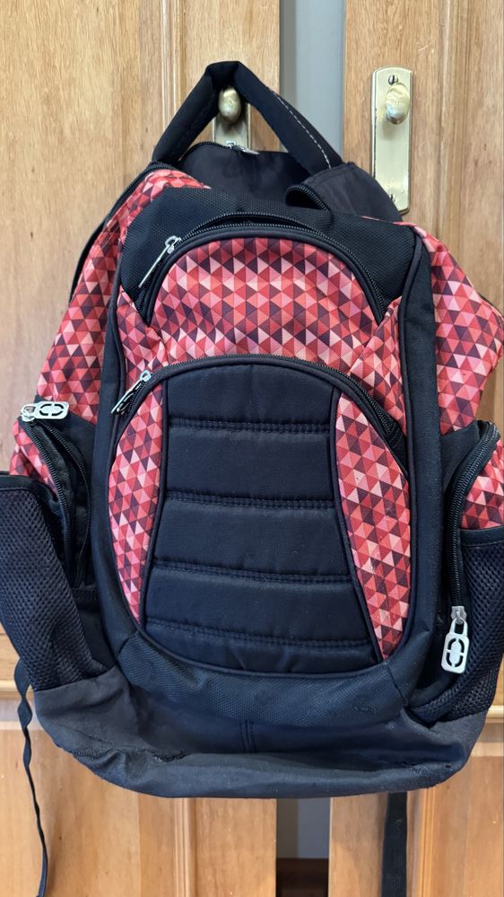 Mochila preta e vermelha com imensos bolsos
