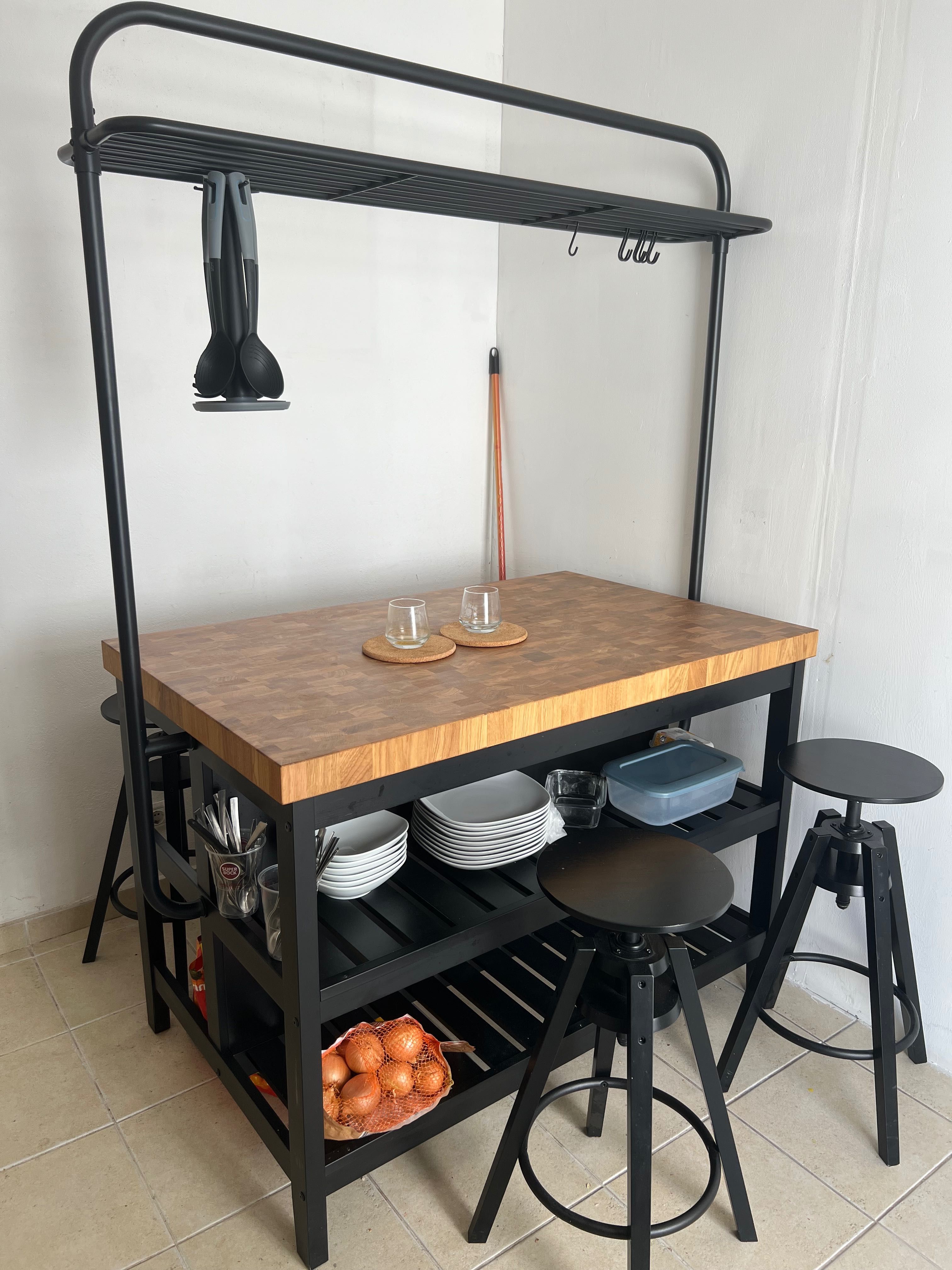 Mesa de cozinha(Ilha) com 4 bancos