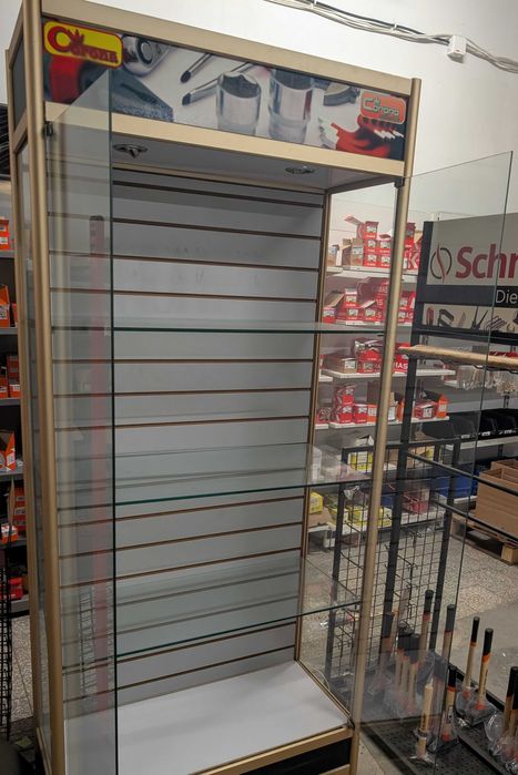 witryna szklana z oświetleniem