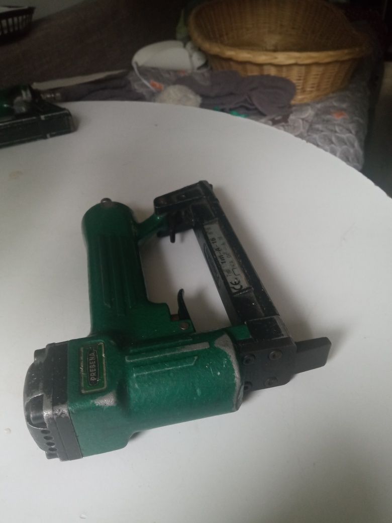 Pistolet tapicerski