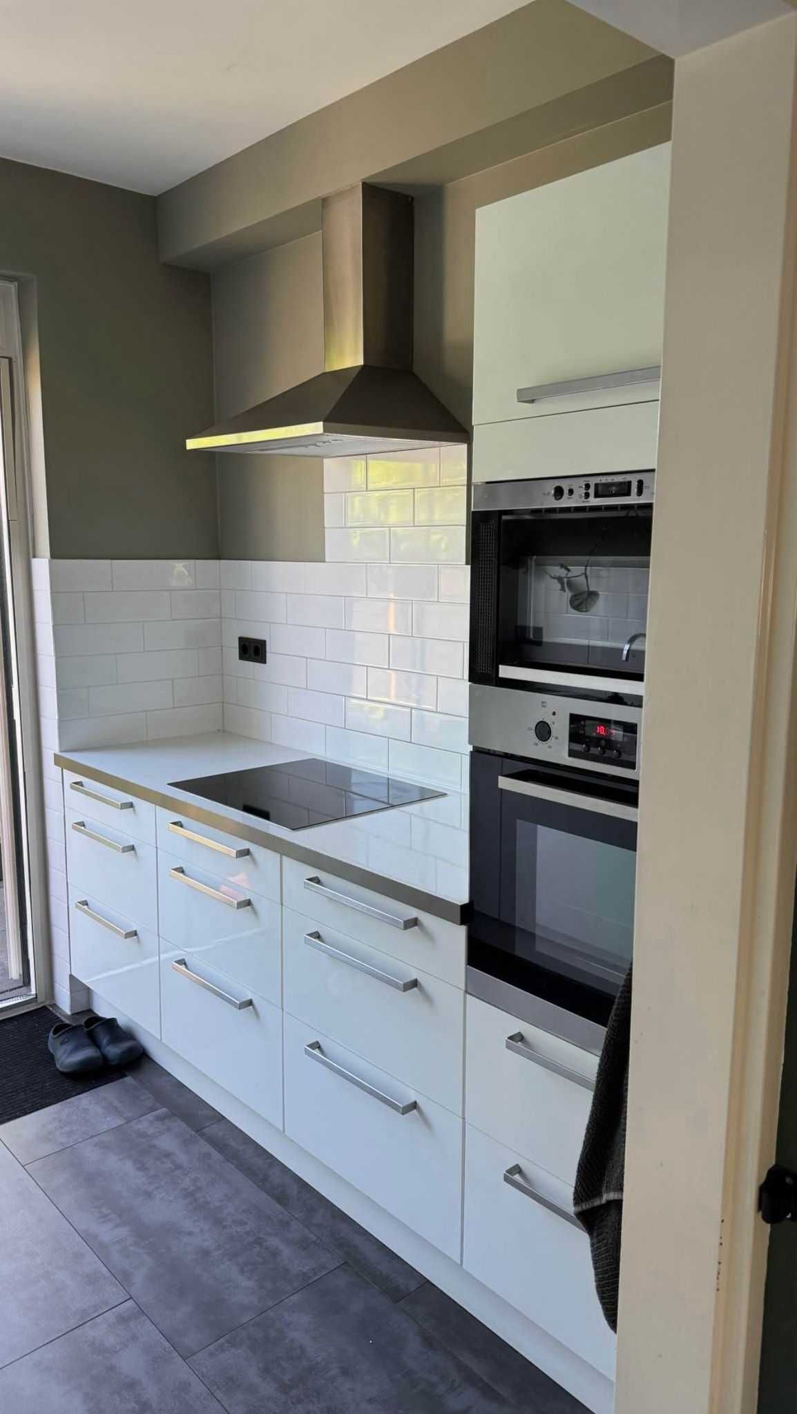Nowoczesna kuchnia na wysoki połysk z AGD Ikea