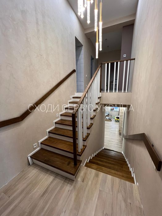 Сходи закритого типу. Зашита бетонна основа. Дуб