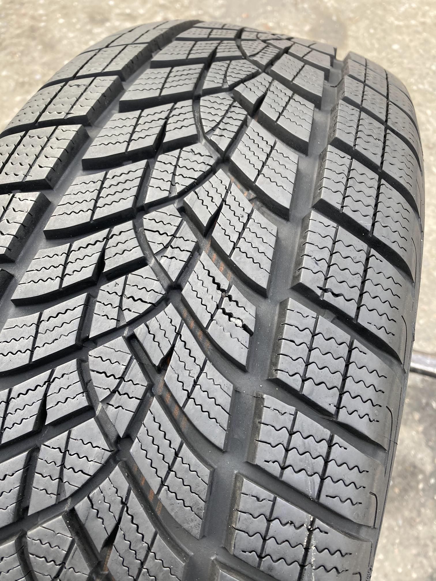 235/60/18 Goodyear Ultra Grip Performance Suv Gen-1 107H