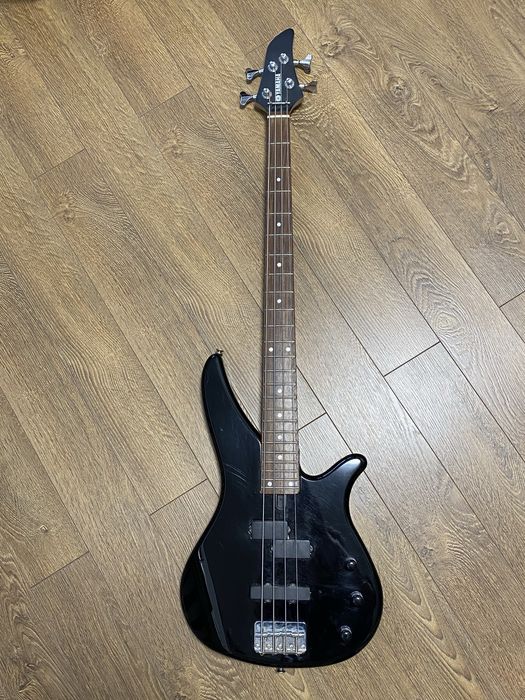 Бас-гітара Yamaha