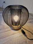 Czarna metalowa lampa stolowa