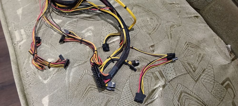 Материнська плата з процесором, відеокарта, блок живлення