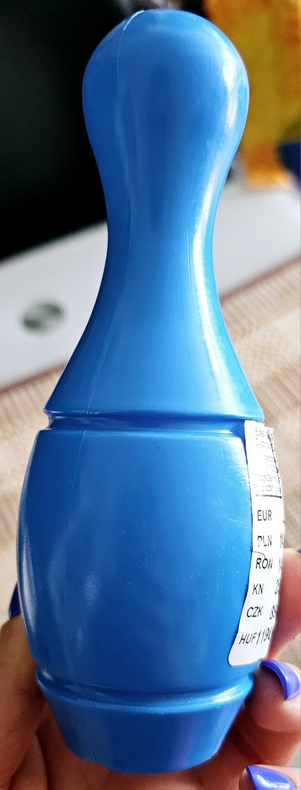 Plastikowa, niebieska zabawka w kształcie kręgla
