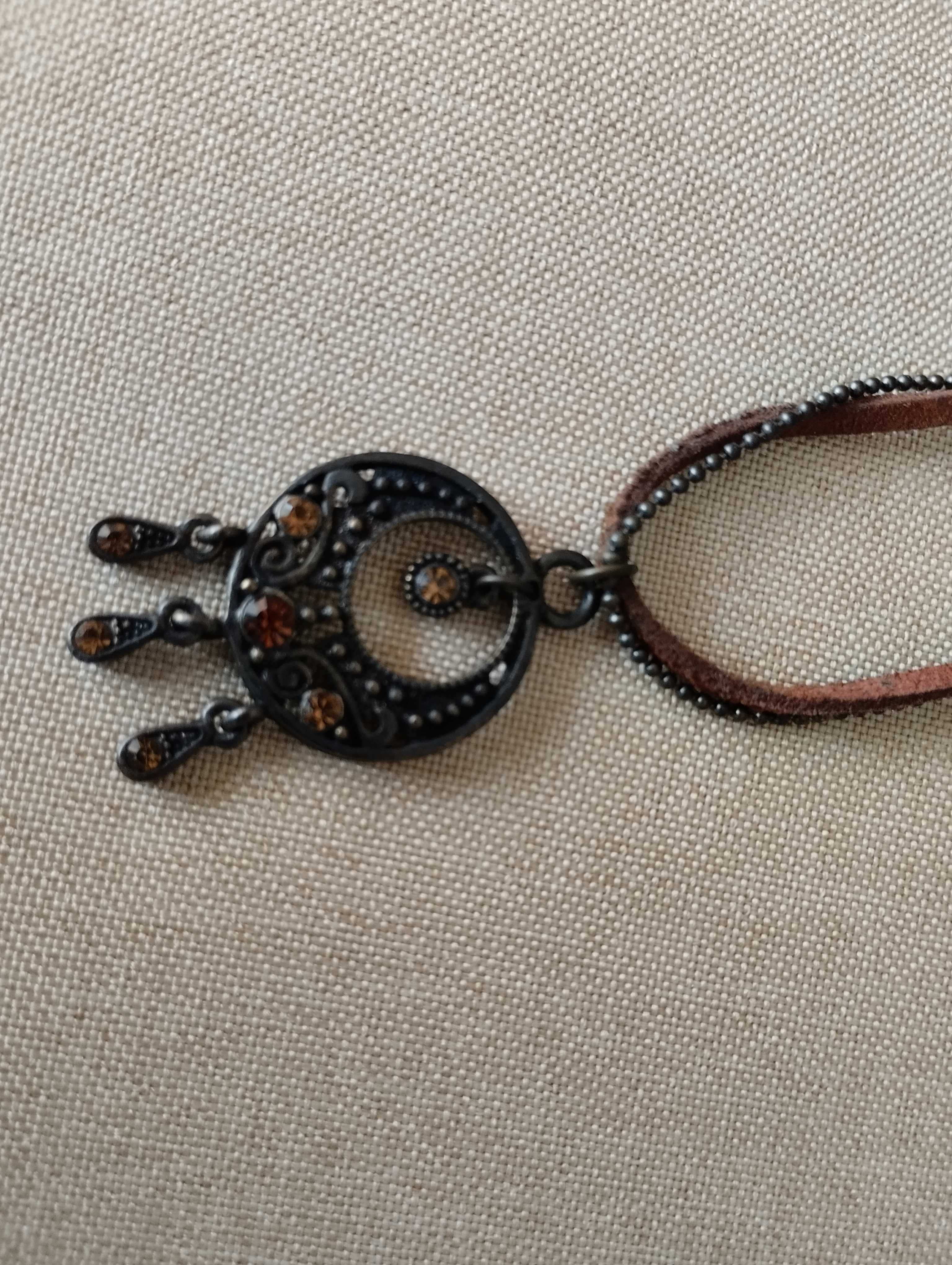 Colar com pequeno pendente