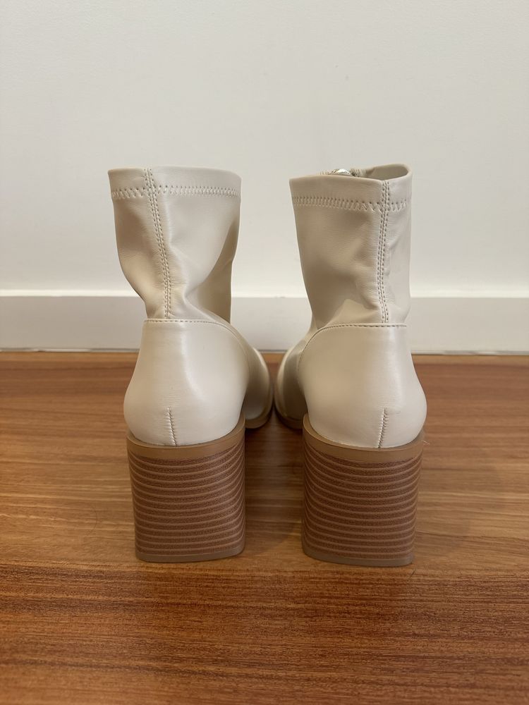 Botins cru com fecho Stradivarius