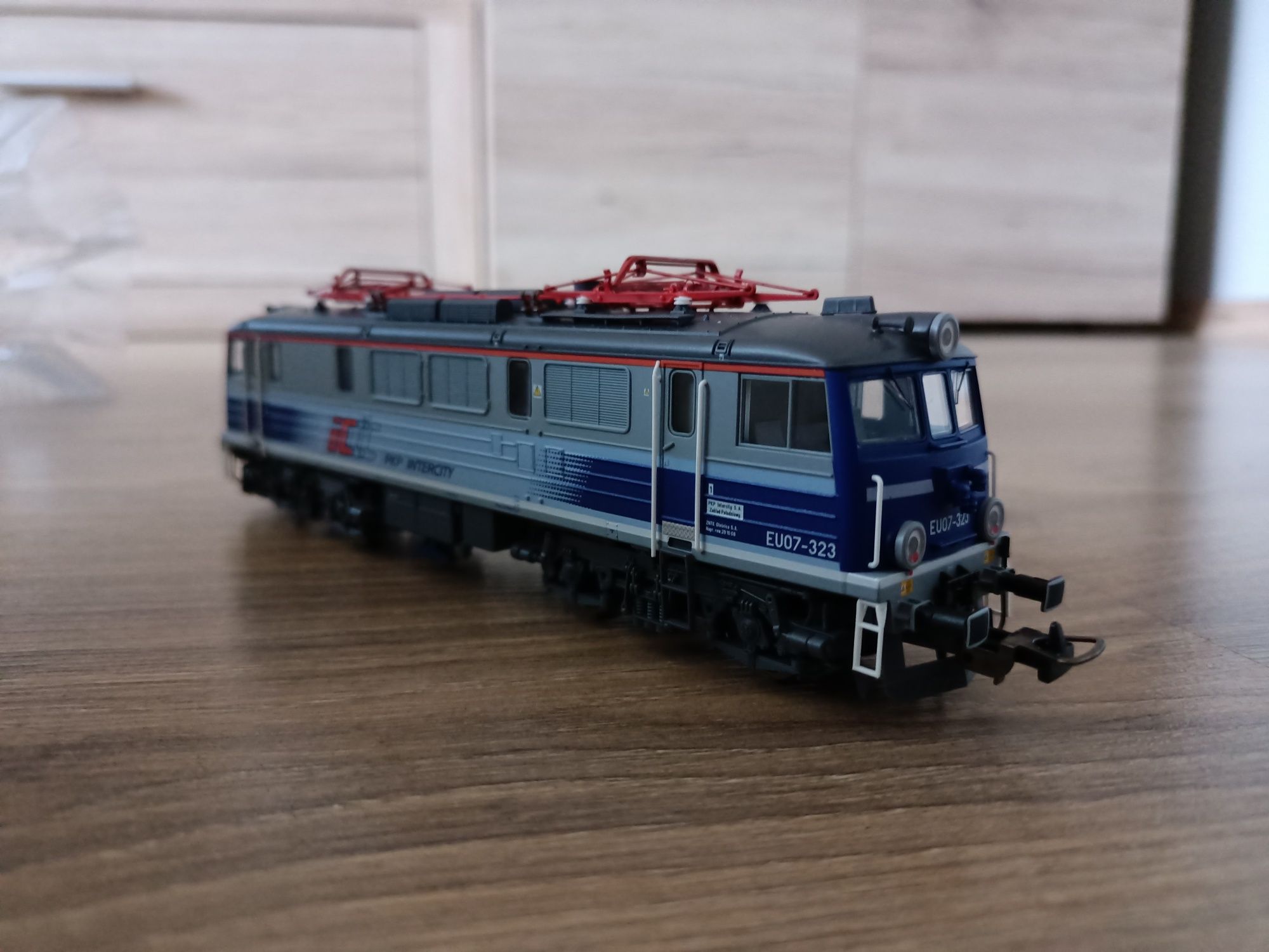 Lokomotywa EU07-323 Piko H0