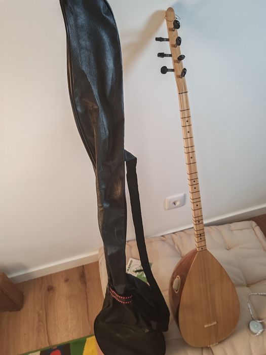 Instrumento turco saz baglama