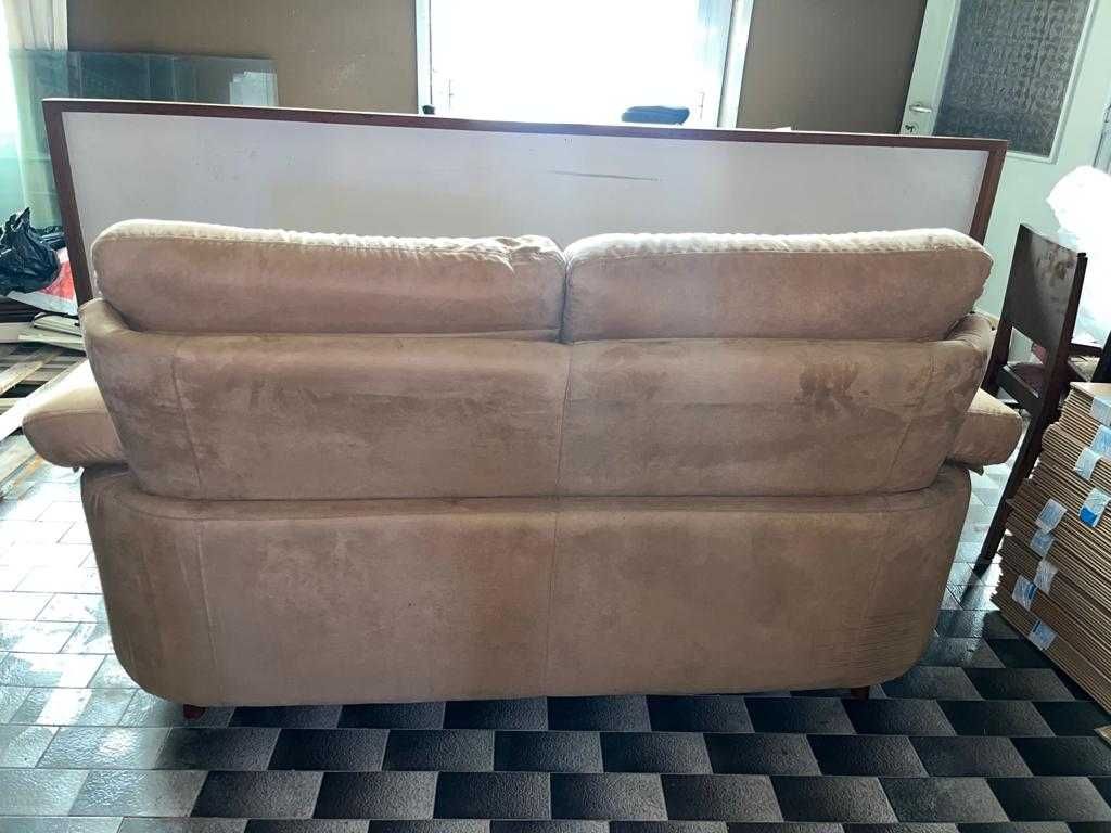 Sofá de três lugares
