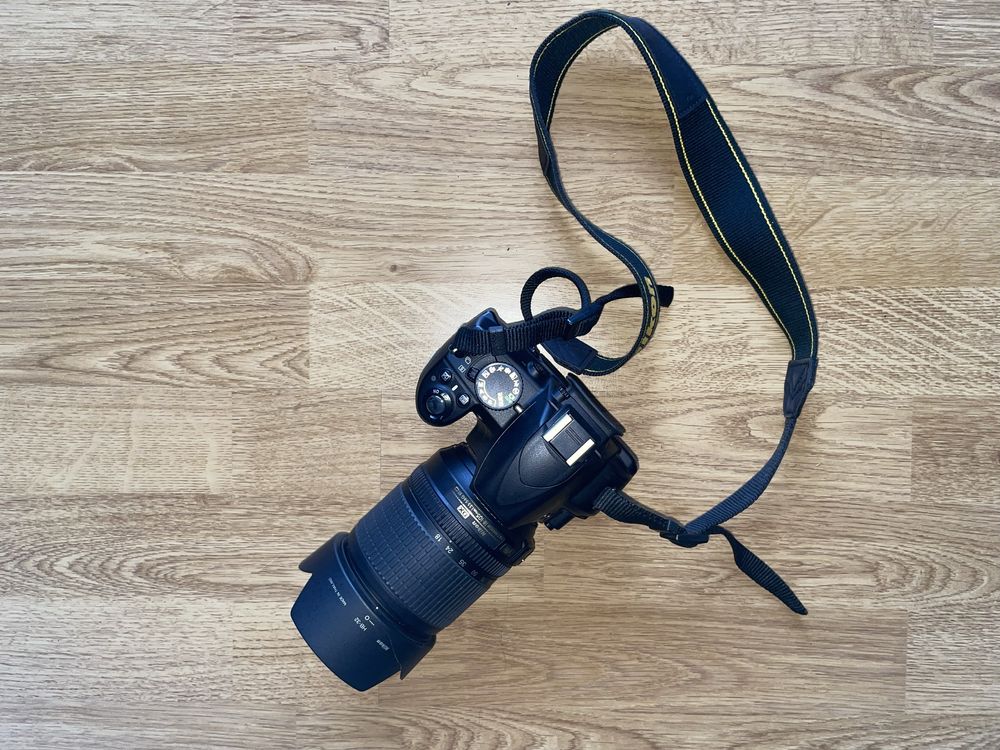 Aparat Nikon D3100 wraz z obiektywnem, paskiem, ładowarką i pokrowcem