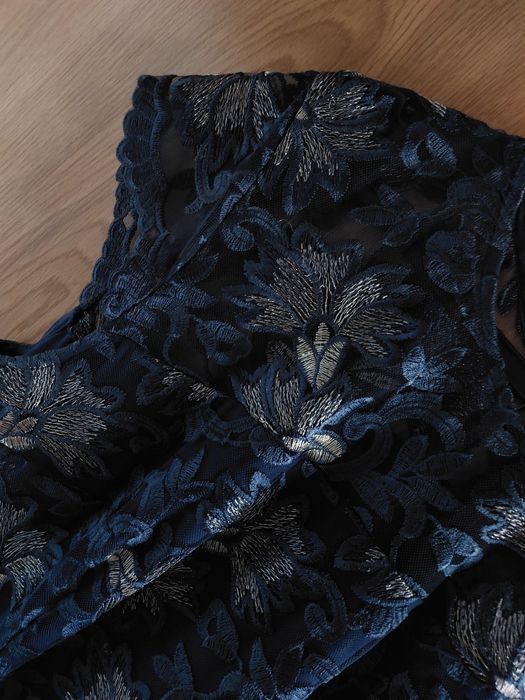 Granatowa / ciemno niebieska sukienka z pięknym haftem i srebrną nitką