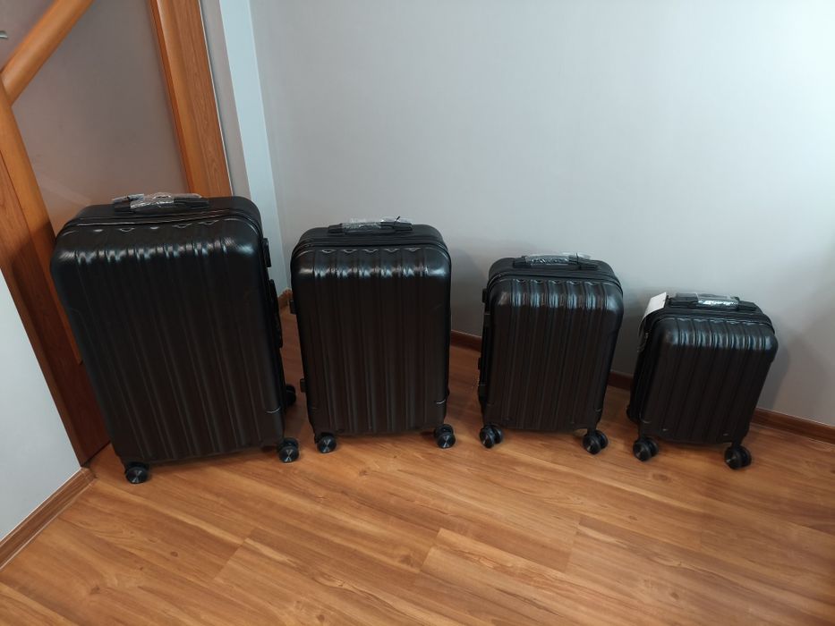 Zestaw 4 twardych walizek ABS – lekkie, na szyfr, możliwość chowania j