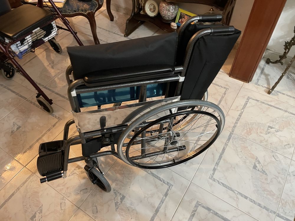 Cadeira de rodas com muito pouco uso