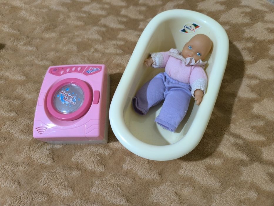 Игрушечная машинка и ванна