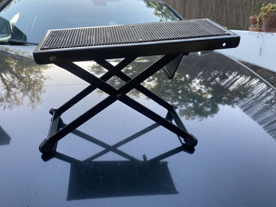 Pé de apoio para guitarrista