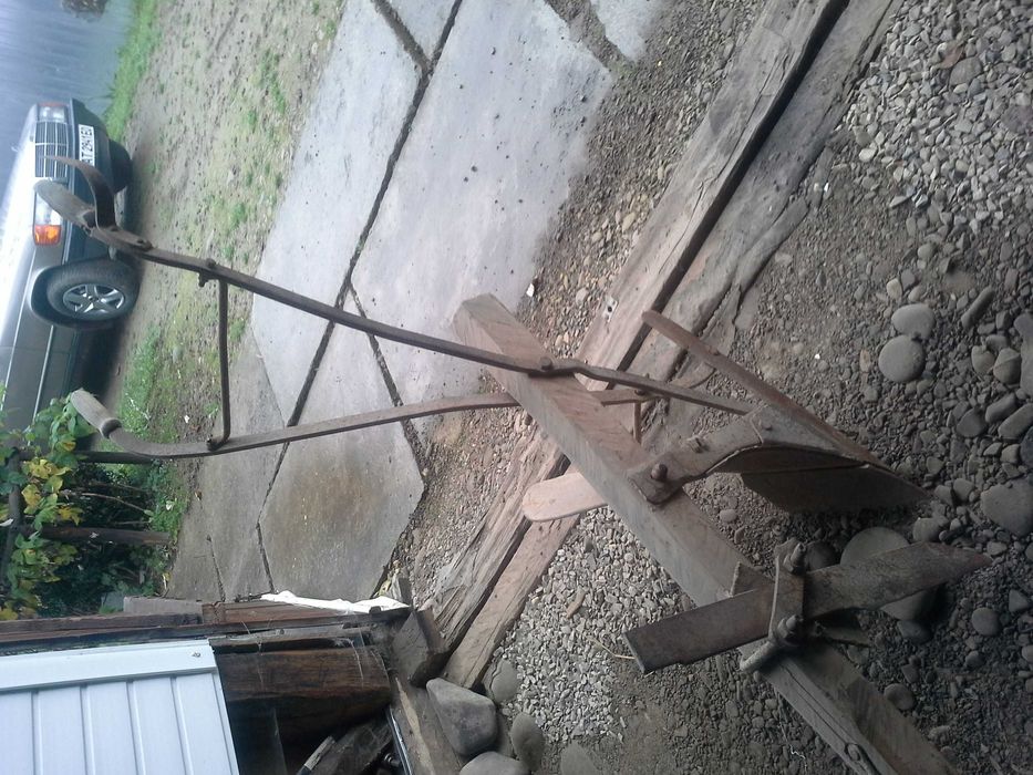 Плуг з кол1сницею к1нний для оранки.