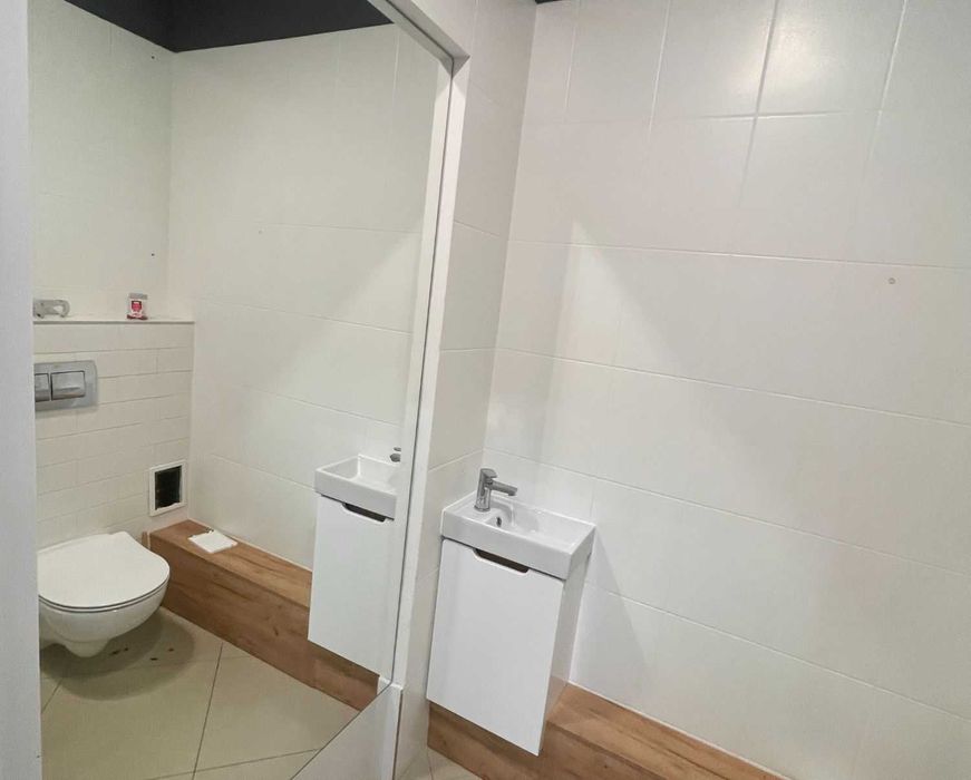 Wynajmę lokal 70 m² — parter, narożny, witryny na ulicę