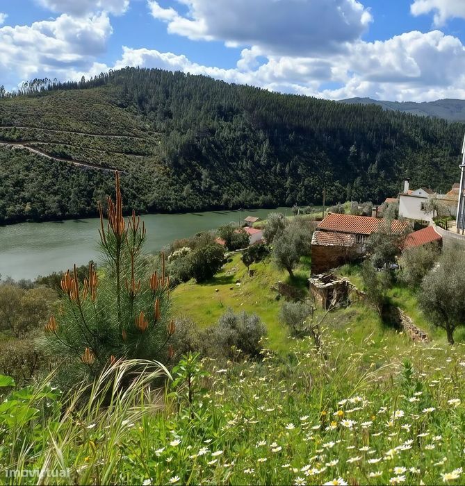 Moradia na margem do rio Zêzere