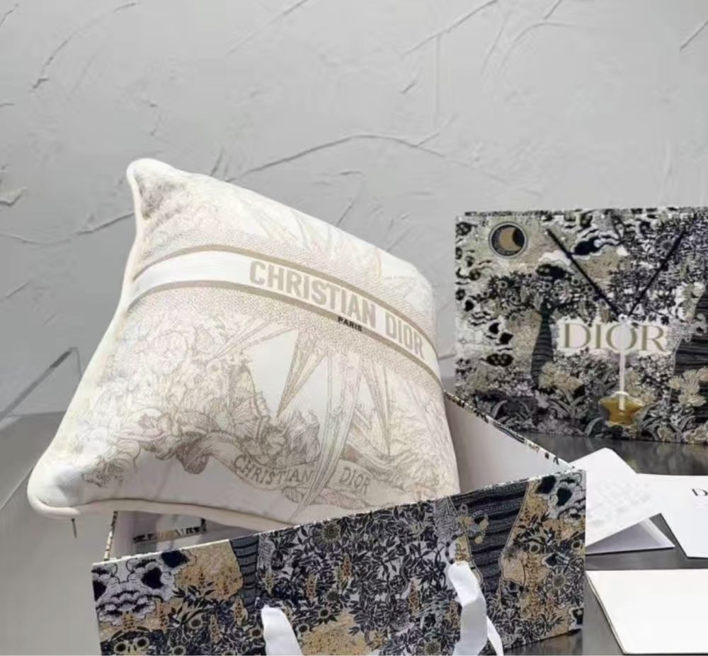 Poduszka Christian Dior haftowana