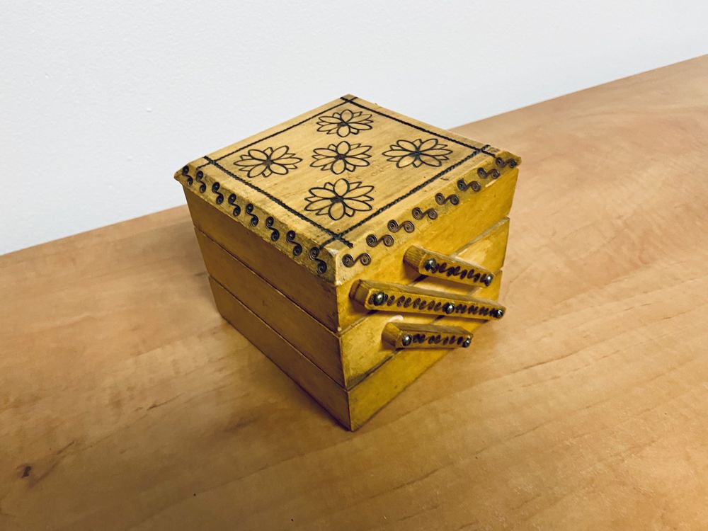 Rozkładany kuferek szkatułka pudełko krawieckie na przybory biżuterię