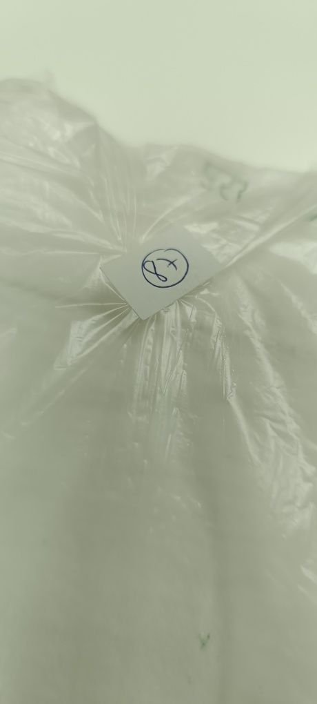 T-shirt branca com bonecos do mar. Tem cavalo marinho a 3D