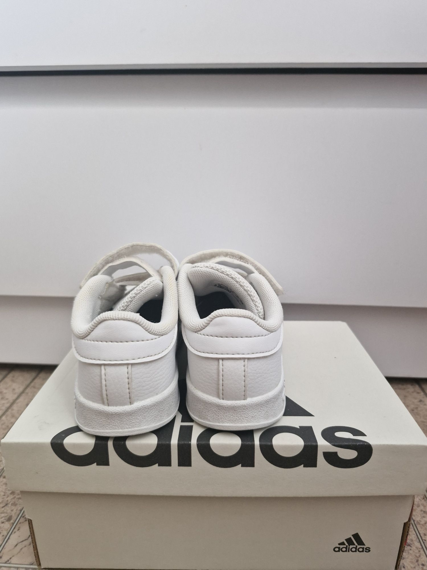 Кросівки Adidas дитячі 23 розмір 15,6 см
