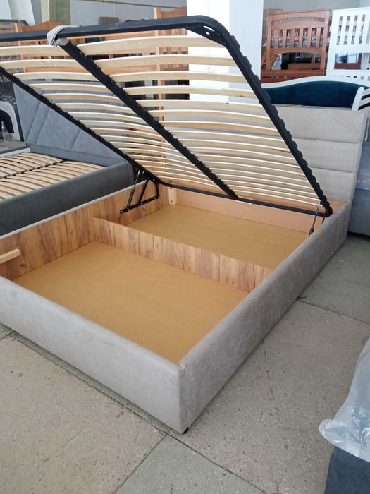 Ліжко м'яке з підйомним механізмом.