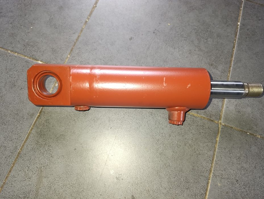 Siłownik pochyłu rak