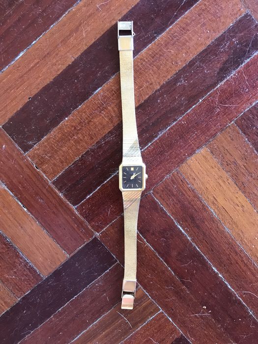 Relógio vintage dourado mulher