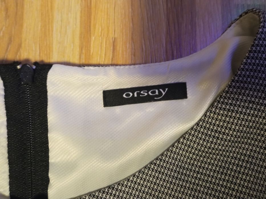 Sukienka Orsay wysmuklajacy krój