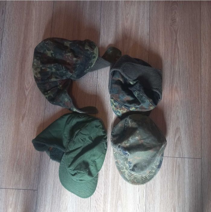 Czapki wojskowe zimowe i letnie. Jedna Szwedzka, trzy niemieckie wg fo