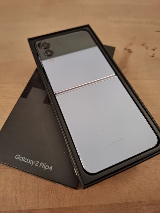 Samsung Zflip4 -  256gb extras