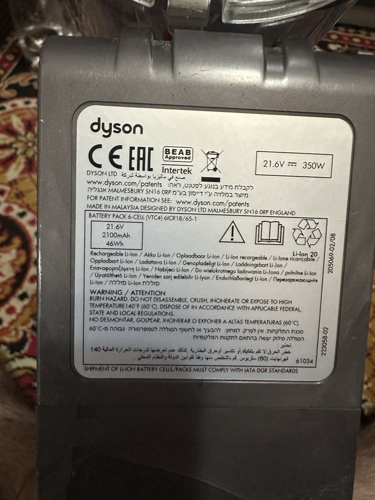 Продаю аккумуляторный пылесос Dyson V6
