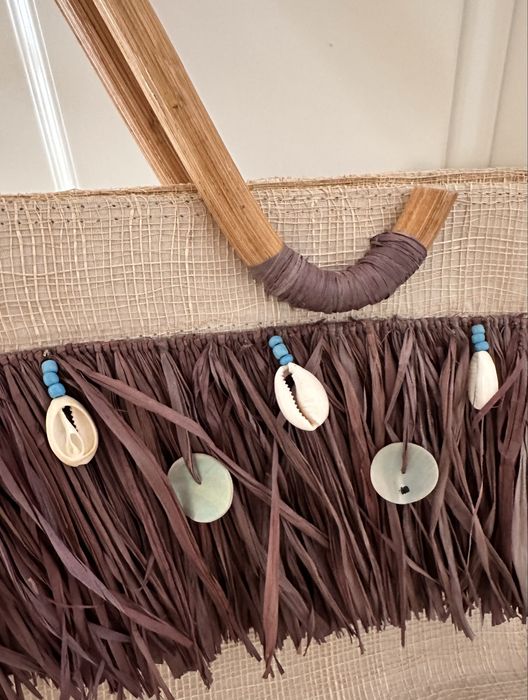 Mala de verao , com buzios, franjas e pegas em bambu