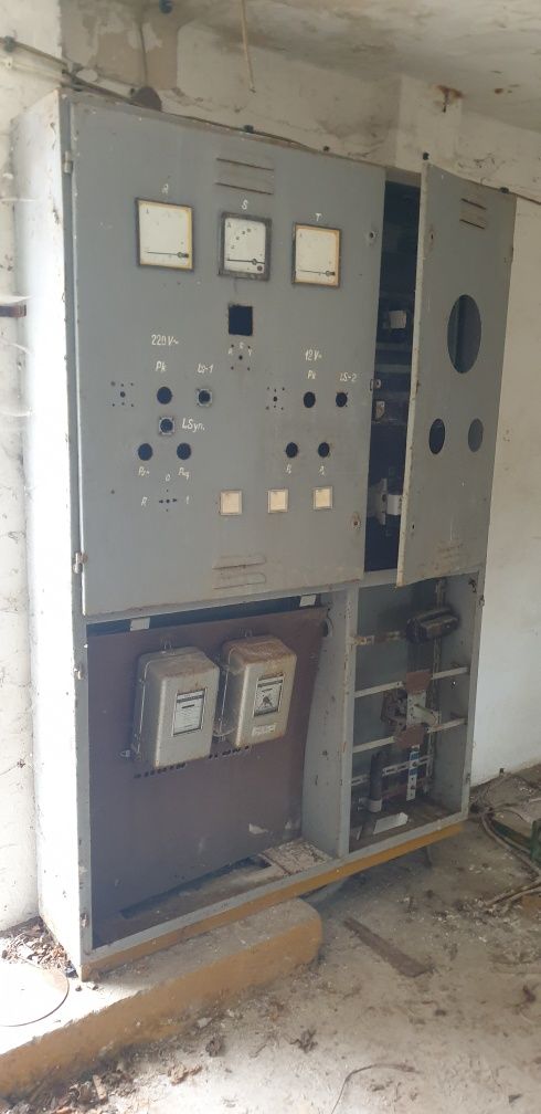 Stara szafa elektryczna liczniki
