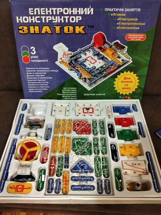 Конструктор електронний "Знаток".              .