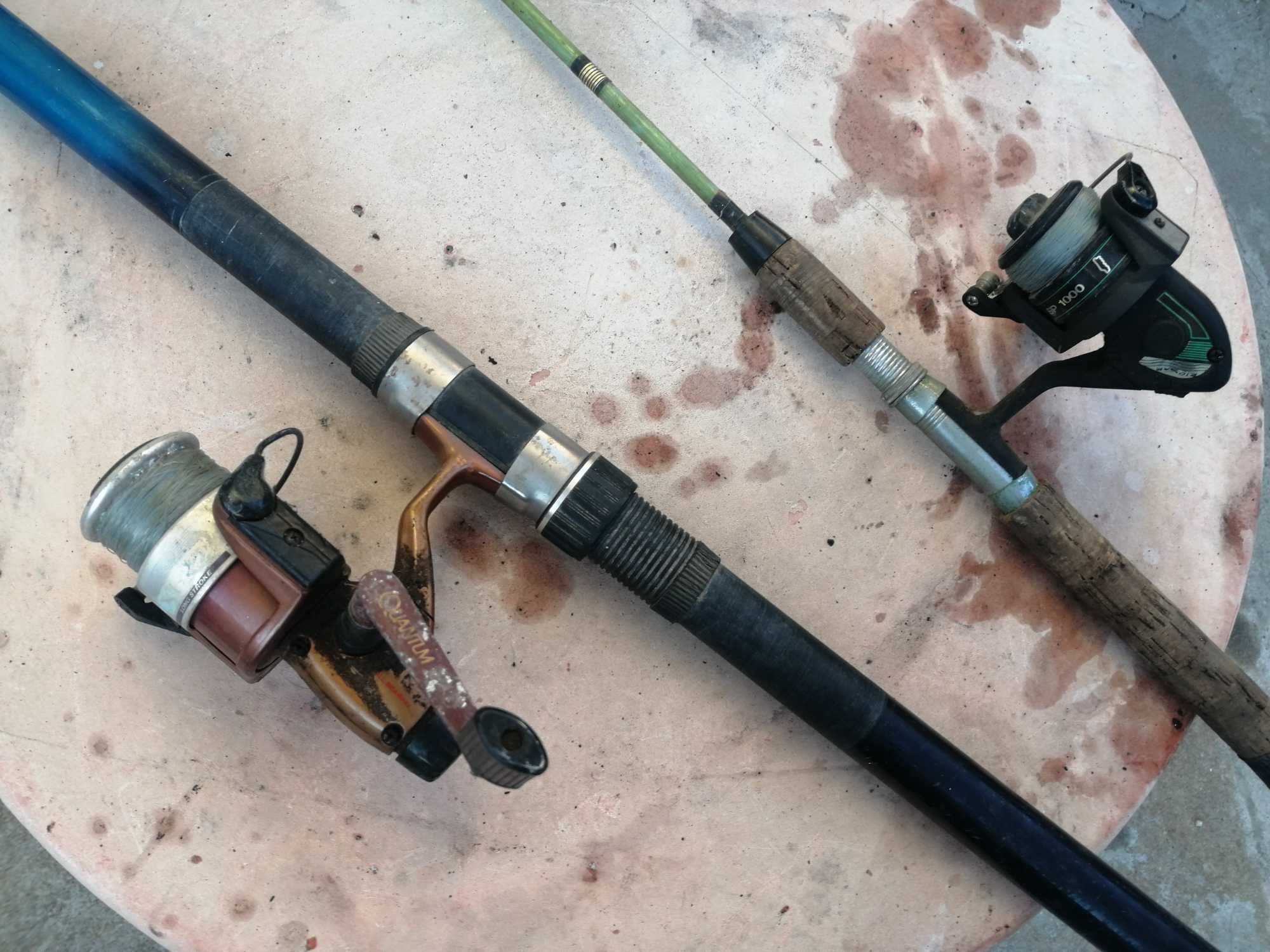 Duas canas de pesca usadas prontas a usar os carretos estão como novos